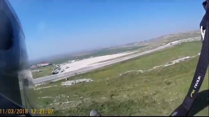 Парапланериста чуть не сбила машина во время приземления 