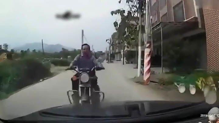 Кунг-фу байкер: лобовое столкновение мотоцикла с автомобилем 
