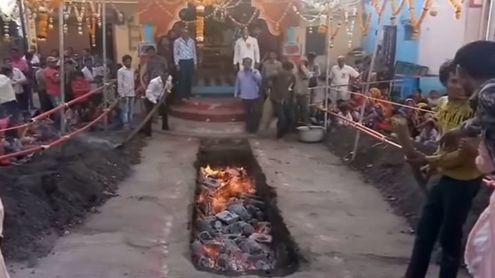 В Индии женщина упала лицом в раскаленные угли во время праздника 