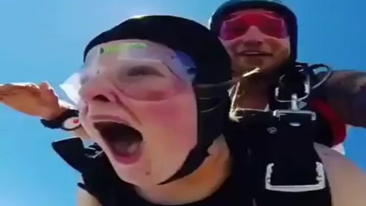 Женщина пропустила всё веселье, потеряв сознание перед прыжком с парашютом 