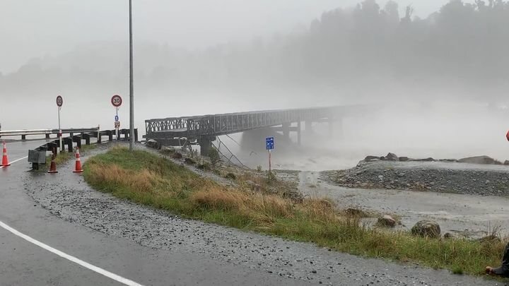 Бушующая река обрушила и смыла мост в Новой Зеландии 