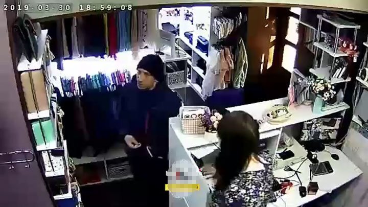  В Иркутске кража мобильного телефона в магазине попала на видео 