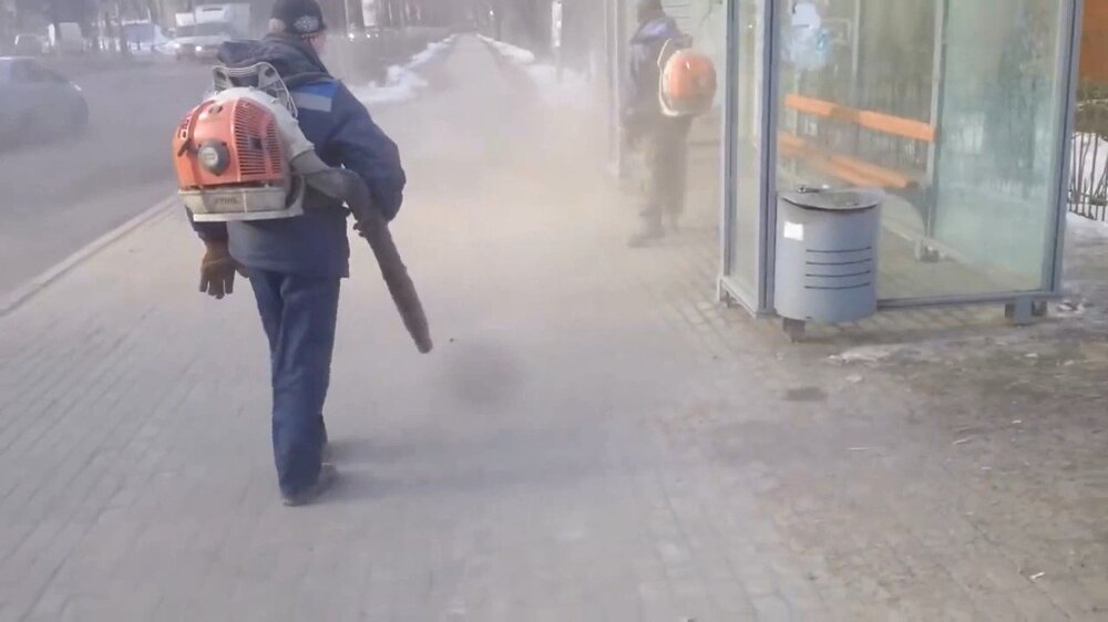 Уборка улиц от пыли и грязи при помощи воздуходувок в Ленинградской области 