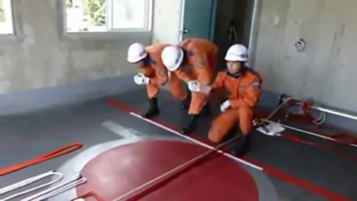 Японские пожарные тренируются спасать людей 
