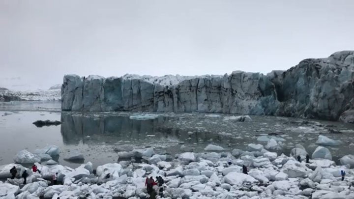 В Исландии туристам пришлось убегать от волны, вызванной отколовшимся ледником 