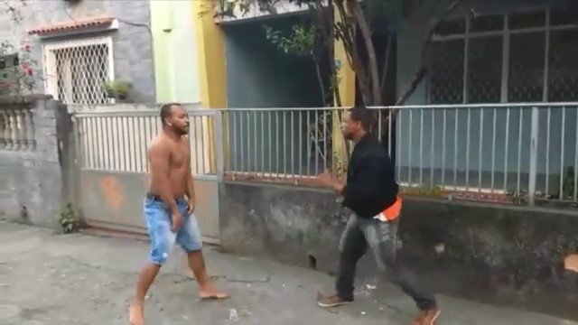 Уличная схватка двух бразильских парней 
