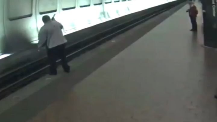 Спасение слепого мужчины, упавшего на рельсы в метро 