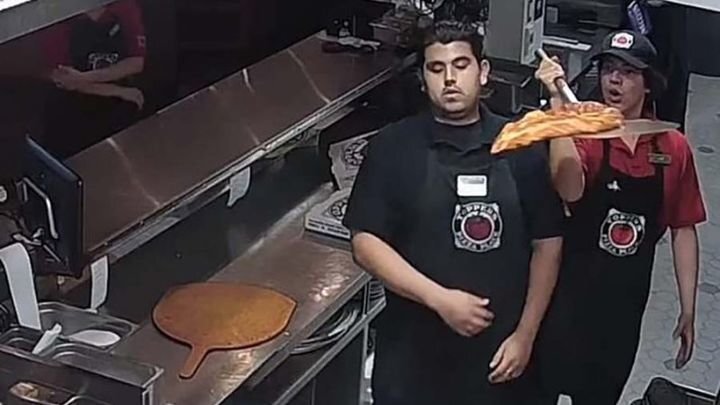Работник пиццерии продемонстрировал отличную реакцию, поймав падающую на пол пиццу 