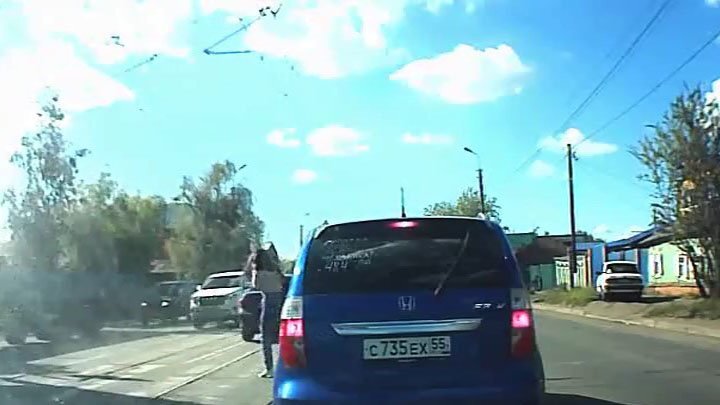 В Омске автомобиль проехал по ноге девочки-пешехода 