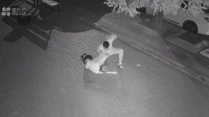 Поругавшийся с возлюбленной китаец жестоко избил женщину на улице 