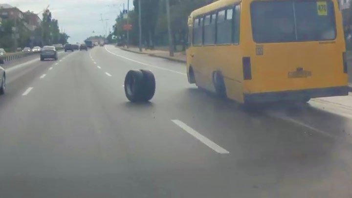 Пассажирский автобус на ходу «потерял» колесо 
