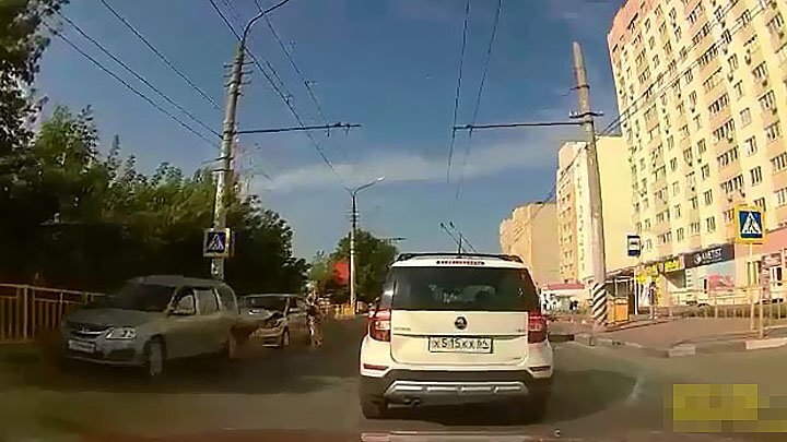 В Саратовской области столкновение двух автомобилей закончилось наездом на пешехода 