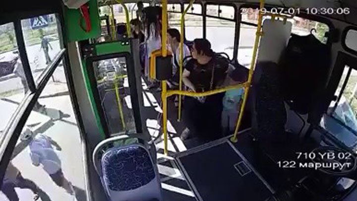 Мать с ребенком хотела выпрыгнуть из автобуса без водителя и попала под колеса 