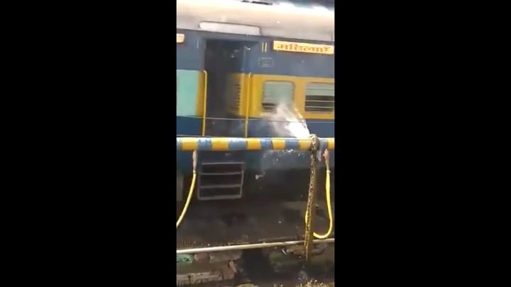 Всем охладиться! Водный сюрприз для пассажиров поезда в Индии 