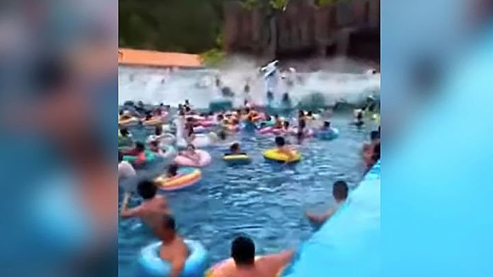В китайском аквапарке люди пострадали из-за слишком большой искусственной волны 