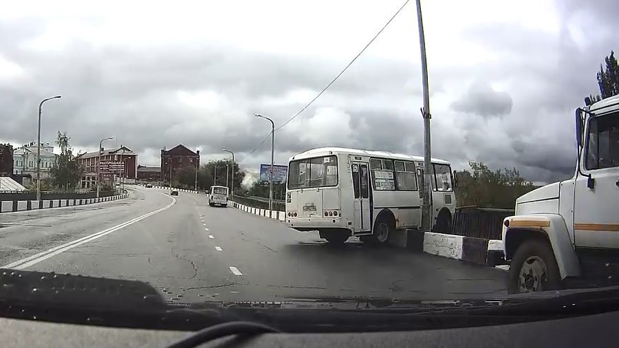 Авария дня. Пассажирский автобус врезался в ограждение на мосту в Костроме 