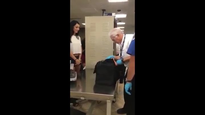 Неожиданная находка во время проверки багажа девушки на запрещенные предметы  