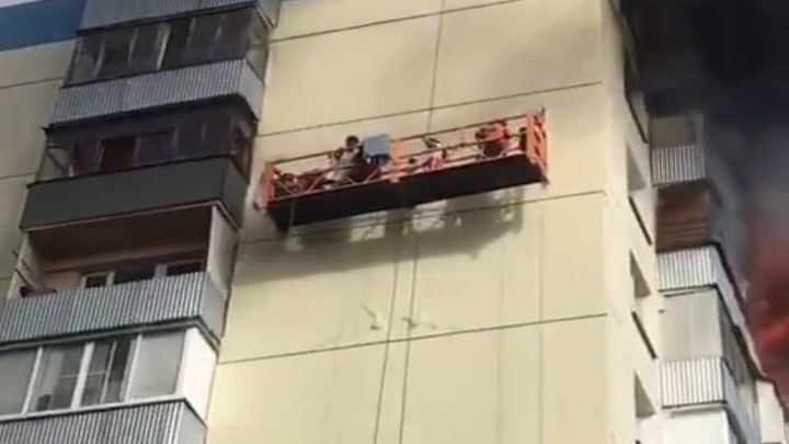 В Подмосковье рабочие с помощью строительной люльки спасли семью из горящей квартиры 