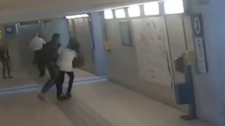 Нападение беженца на двух итальянок попало на видео 