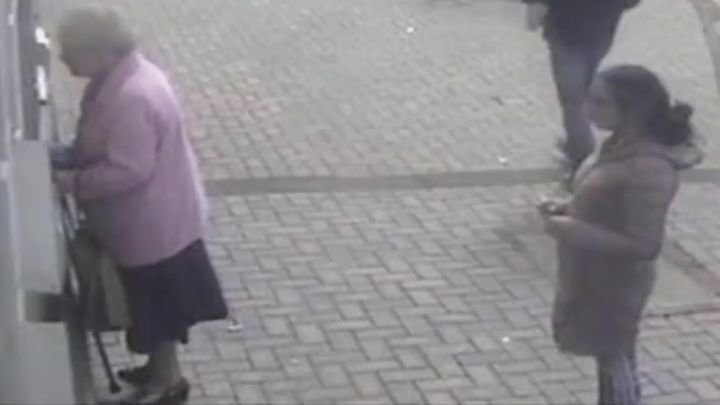 81-летняя старушка отбилась от беременной грабительницы возле банкомата 