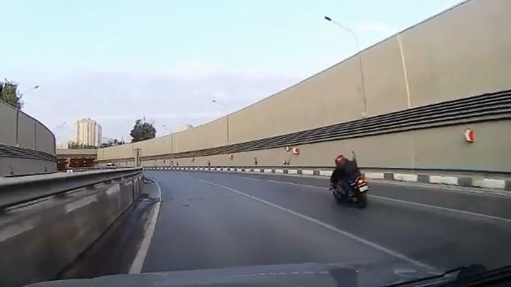 В Волгограде мотоциклист с пассажиром влетел в бетонный отбойник 
