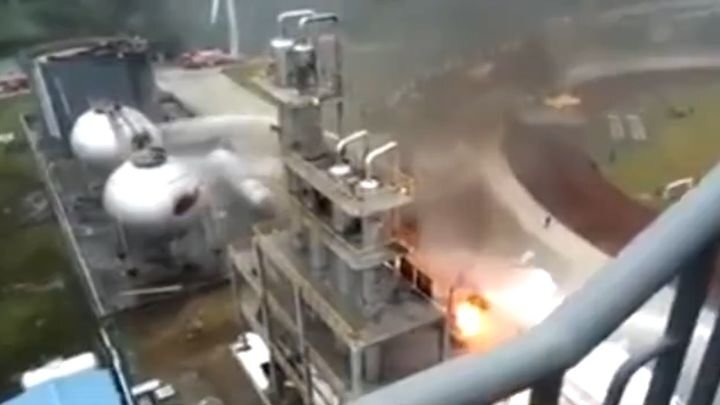 Мощный взрыв на химическом заводе 