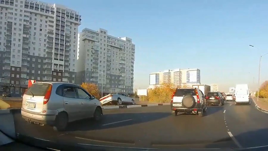 Гонщик сломал дорожный знак и повредил бордюр в Омске 