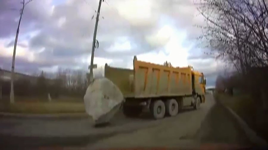 Огромный камень выпал из кузова грузовика в Свердловской области 