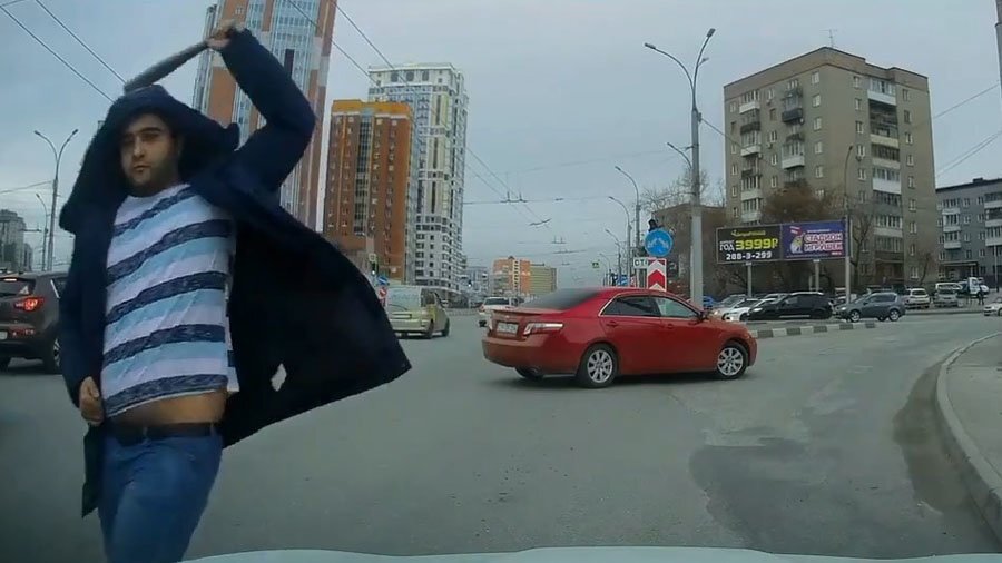 Дорожные разборки в Новосибирске: агрессивный водитель разбил машину такси битой 