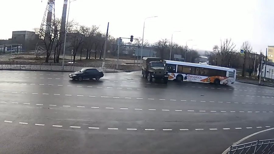  В Волгограде водитель ВАЗ врезался в грузовик «Урал», буксирующий автобус 