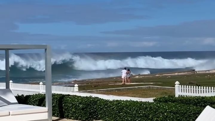Мощная волна накрыла туристов 