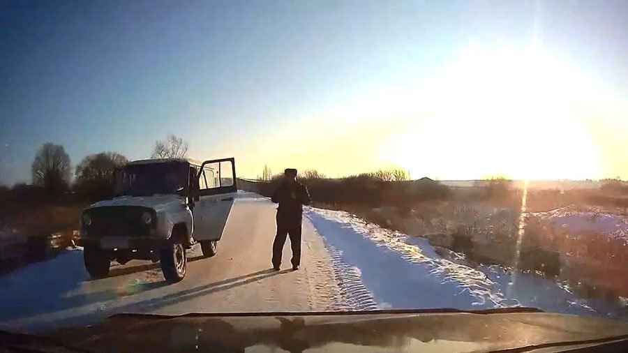 Охотинспектор из Мордовии встал посреди дороги, чтобы остановить автомобиль для досмотра 