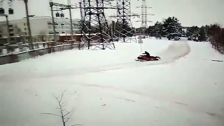 Новосибирец гонял по улицам города на снегоходе и разбился 