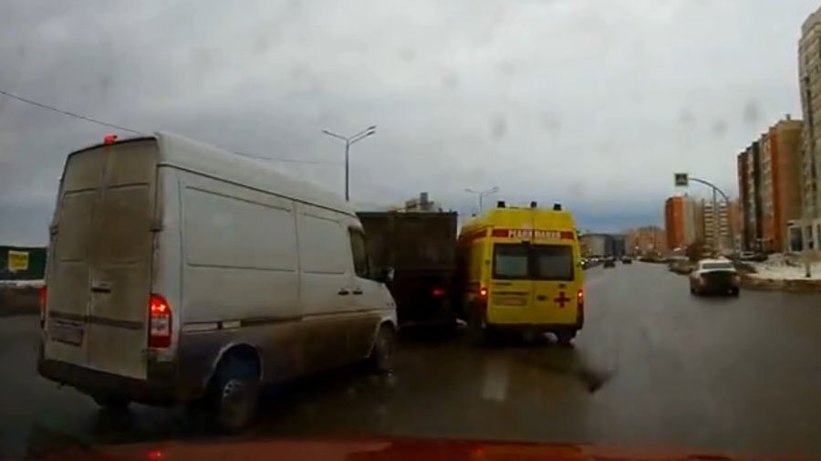 Авария дня. В Челябинске водитель реанимобиля спешил на срочный вызов и устроил ДТП 