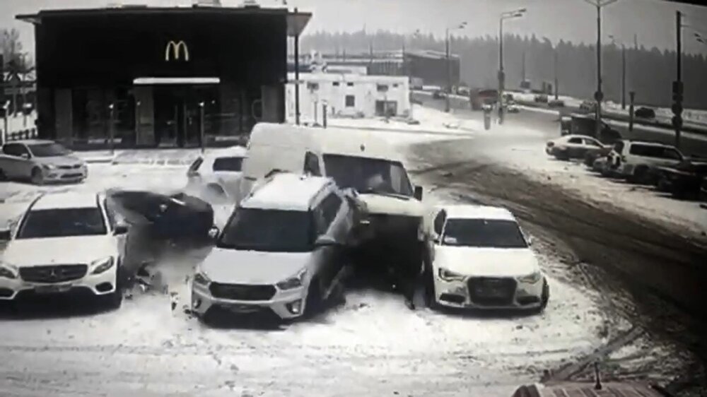 Авария дня. Массовое ДТП на парковке в Новой Москве 