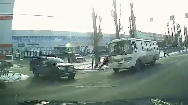 В Воронеже столкнулись пикап и маршрутный автобус 