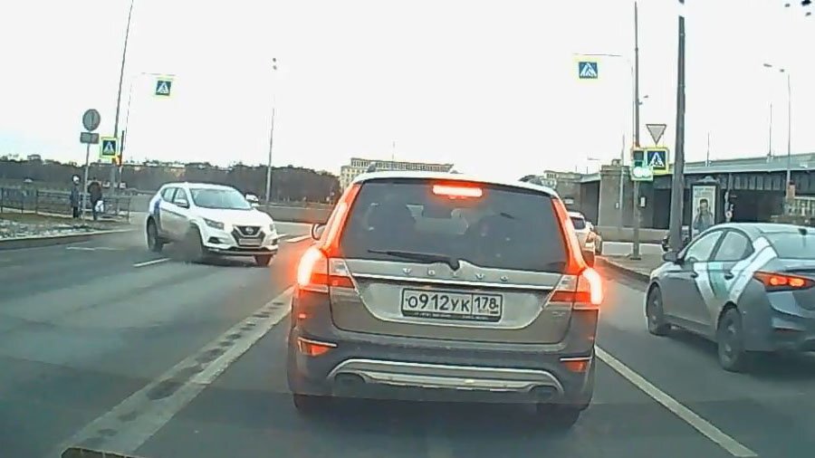В Петербурге водитель каршеринга не вписался в поворот и устроил ДТП 