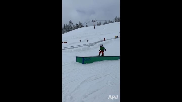 Мама не смогла сдержать смех, когда её сын эффектно приземлился на лыжах 