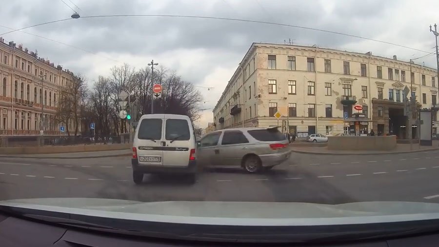 В Петербурге водитель устроил аварию на глазах у инспектора ГИБДД 