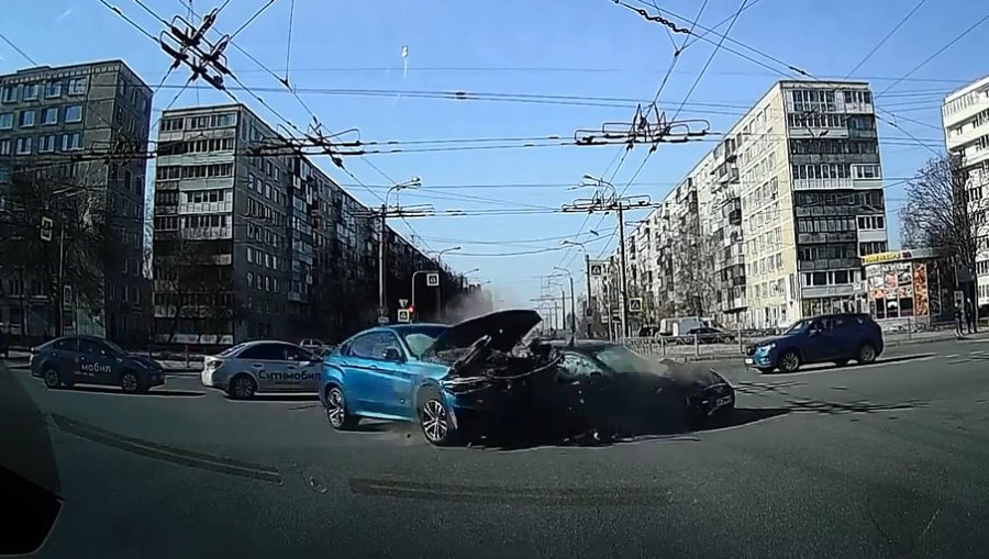 Авария дня. В Петербурге женщина устроила ДТП и сама пострадала 