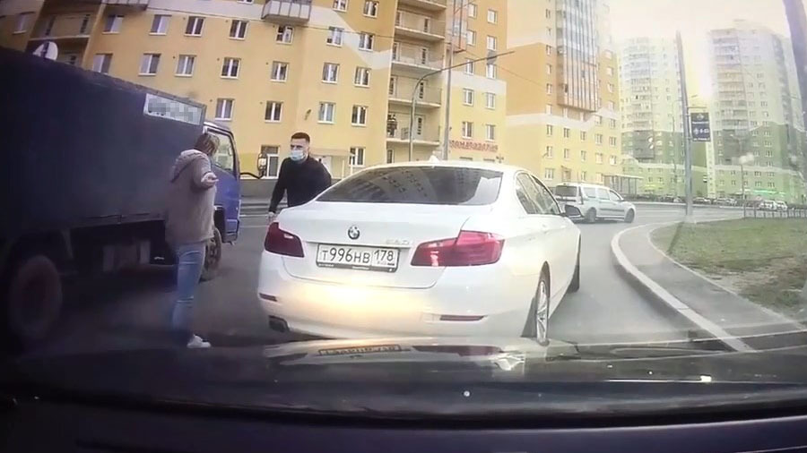 Обиженный водитель «БМВ» облил кефиром машину автомобилистки, не уступившей ему дорогу 