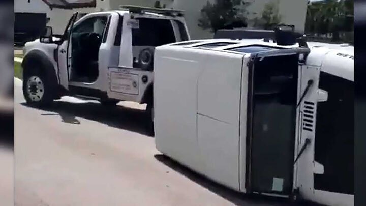 Хозяйка Jeep Wrangler потерпела неудачу, пытаясь соскочить с эвакуатора 