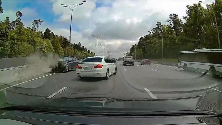 На МКАД прыткий водитель BMW отправил автомобилистку в отбойник 
