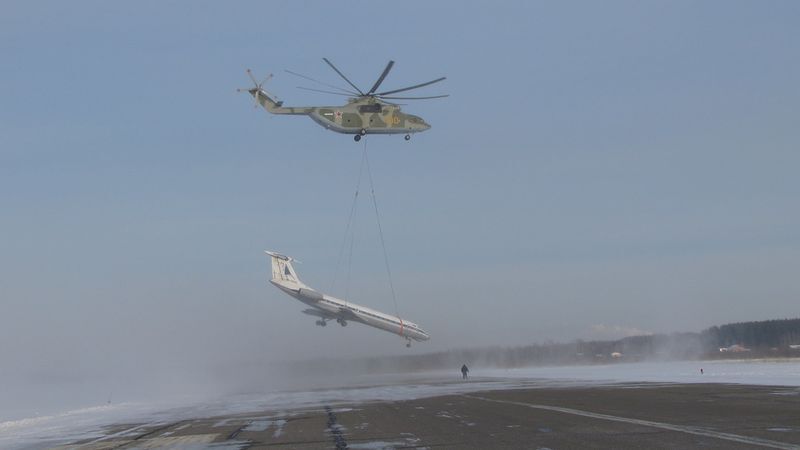 Самый большой вертолет перевозит Ту–134