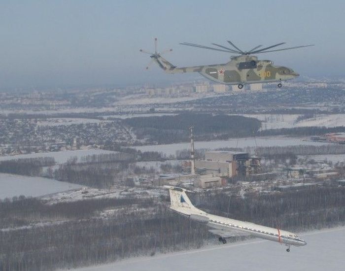 Самый большой вертолет перевозит Ту–134