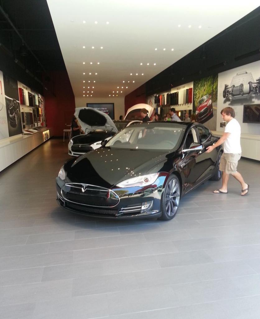 Автосалон Tesla в Калифорнии