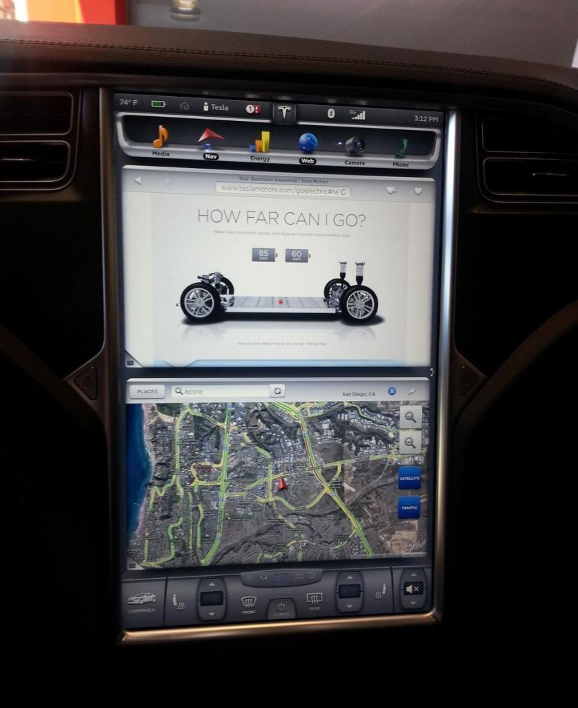 Автосалон Tesla в Калифорнии