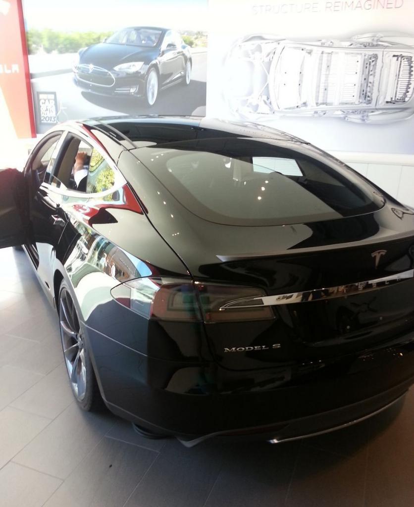 Автосалон Tesla в Калифорнии