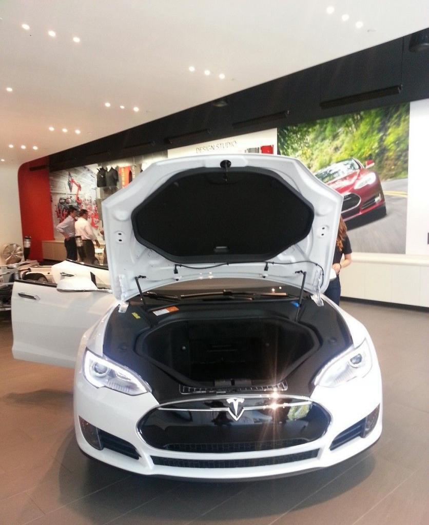 Автосалон Tesla в Калифорнии