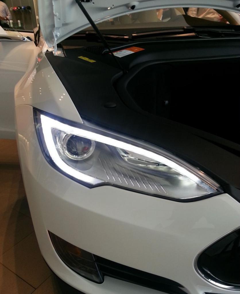Автосалон Tesla в Калифорнии